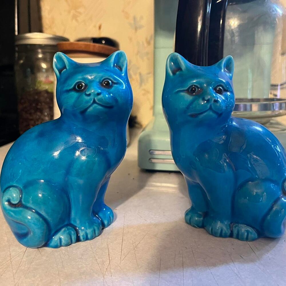 Pair of vintage Chinese porcelain cats